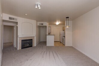 7185 S Durango Dr in Las Vegas, NV - Building Photo - Building Photo