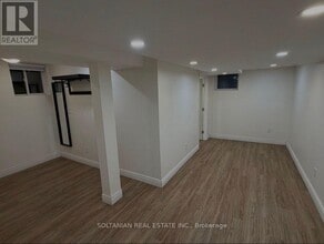 110 Warwick Crescent in Newmarket, ON - Building Photo - Building Photo