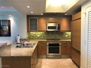 322 E Karen Ave, Unit 1705 in Las Vegas, NV - Foto de edificio - Building Photo