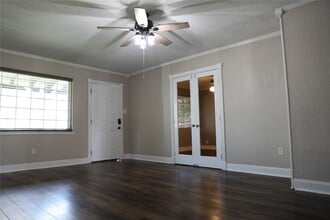 1503 W Dumble St in Alvin, TX - Foto de edificio - Building Photo
