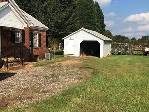 2938 N Lookout St in Claremont, NC - Foto de edificio - Building Photo