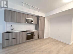 117-117 Broadway Ave in Toronto, ON - Building Photo - Building Photo
