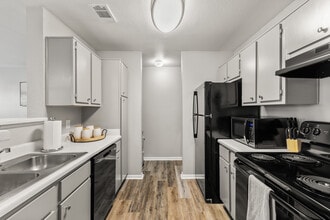 Sunset Pointe Apartments in Greenville, NC - Foto de edificio - Building Photo
