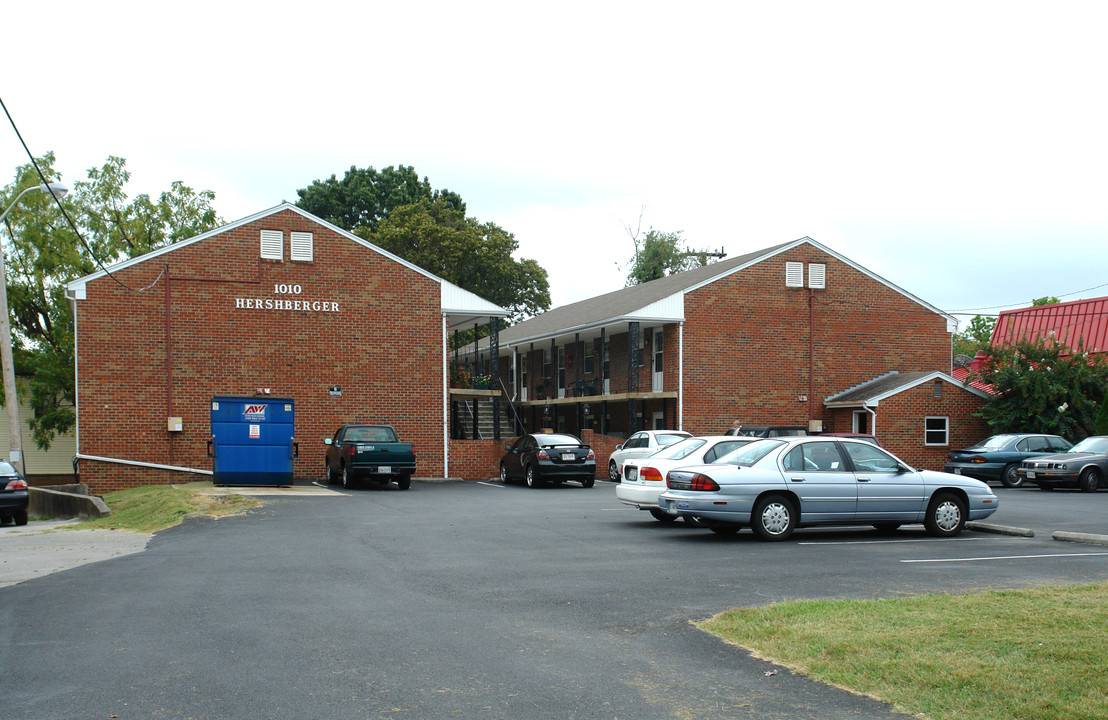 Crossroads East in Roanoke, VA - Foto de edificio