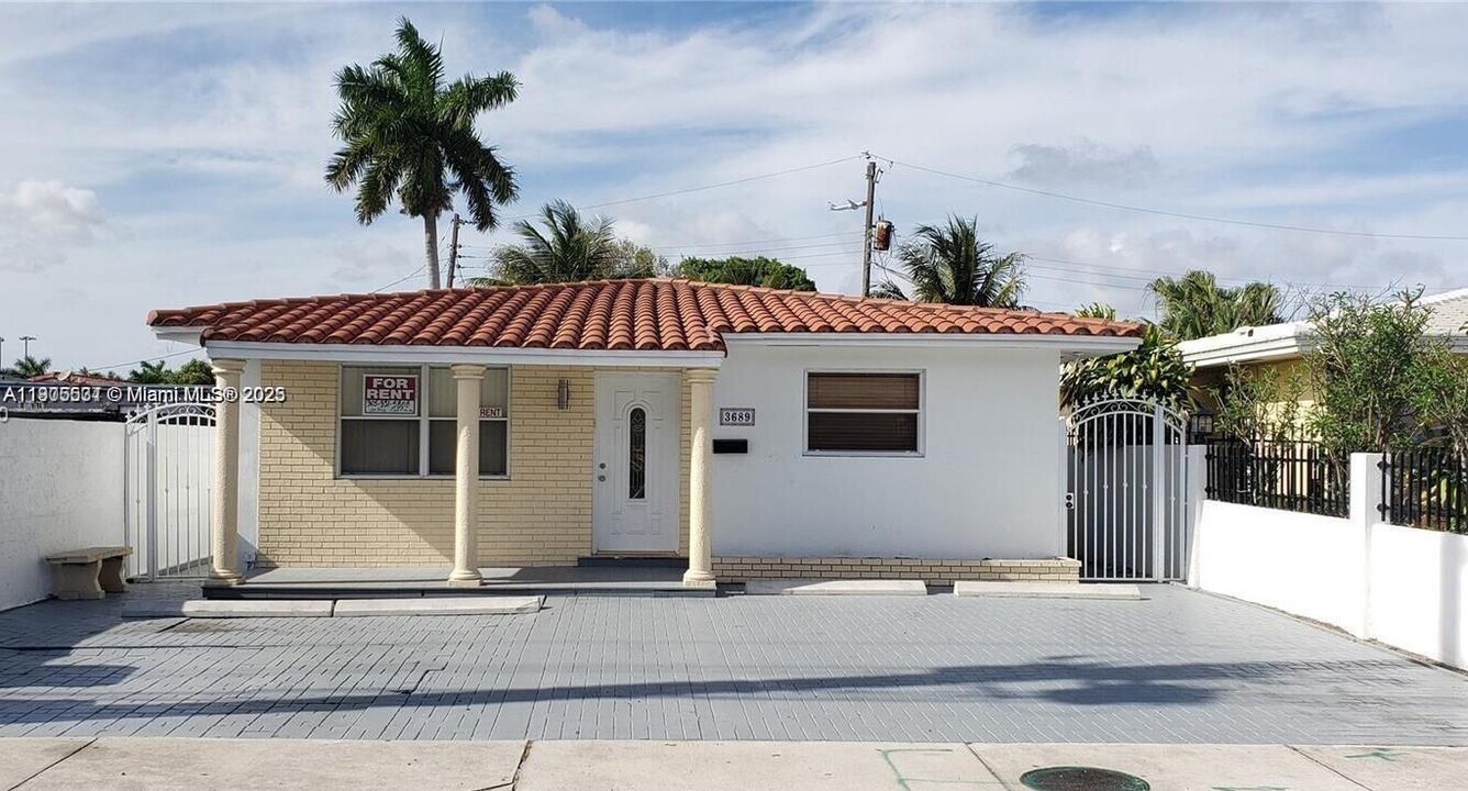 3689 NW 14th St in Miami, FL - Building Photo