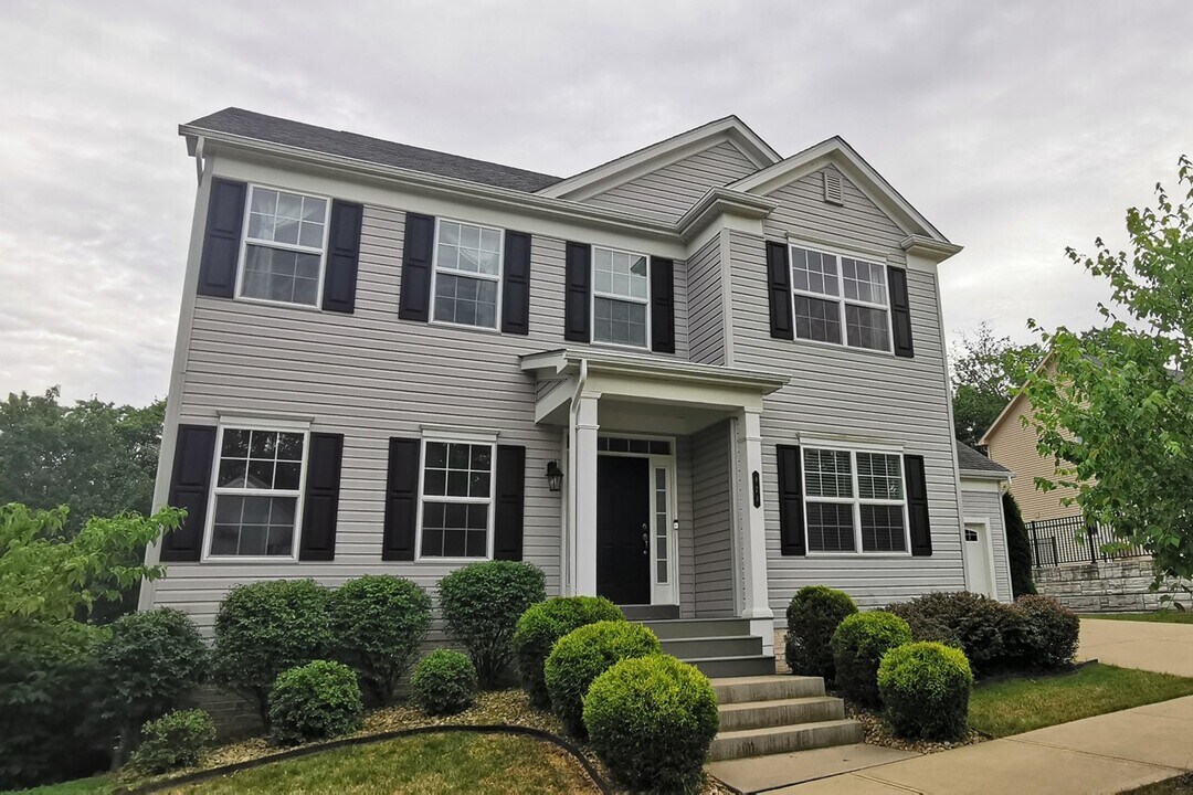 823 Westminster Ln in Cranberry Township, PA - Building Photo