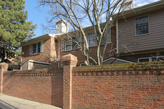 Opra House Square in Lexington, KY - Foto de edificio - Building Photo