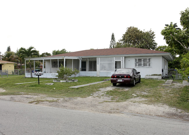 11800-11802 NE 14th Ave in Miami, FL - Foto de edificio - Building Photo