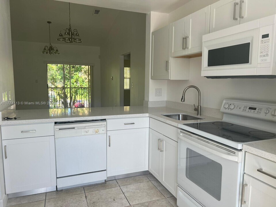 2246 SW 81st Ave in Miramar, FL - Building Photo