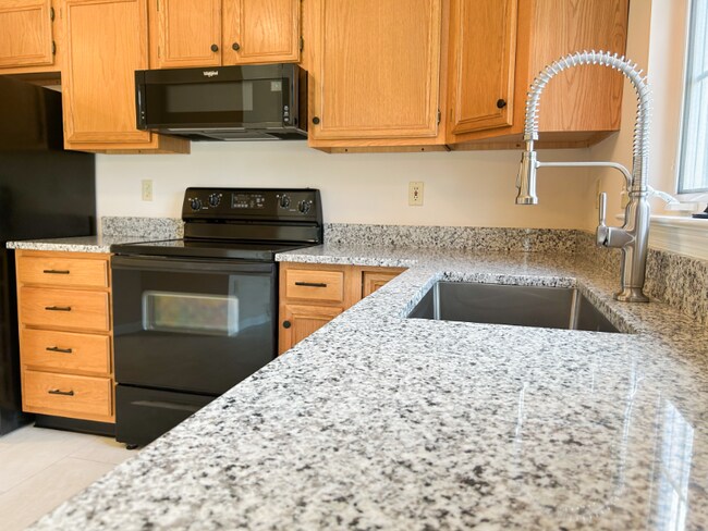 21 Oakgrove Ln in Millersville, PA - Building Photo - Building Photo