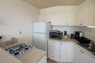 750 Amana St in Honolulu, HI - Building Photo - Building Photo