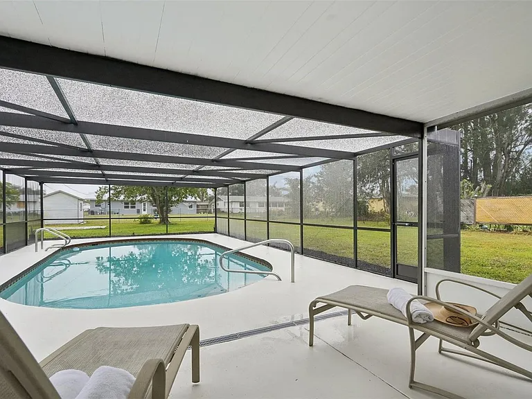 1114 Myrtle Ave in Venice, FL - Building Photo