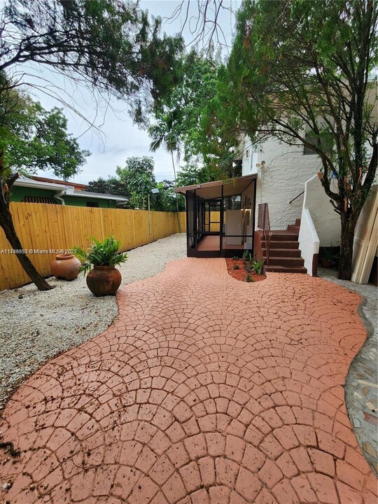 2528 SW 16th St in Miami, FL - Building Photo