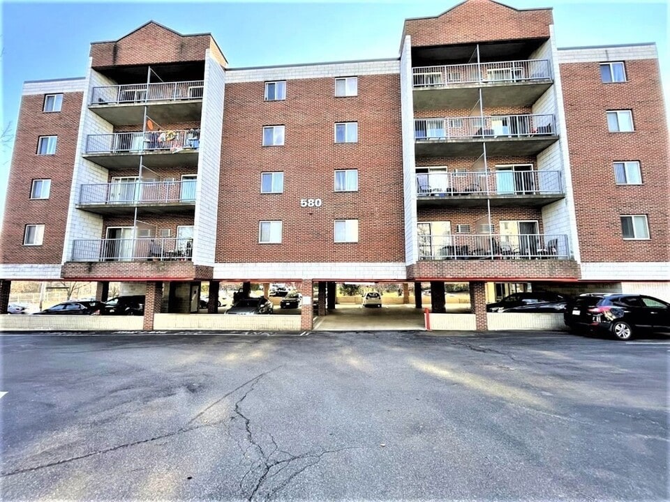 580 Salem St in Wakefield, MA - Building Photo
