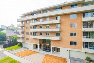 Palace Royale in Calgary, AB - Building Photo