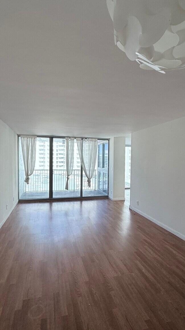 2655 Collins Ave, Unit 703 in Miami Beach, FL - Foto de edificio - Building Photo