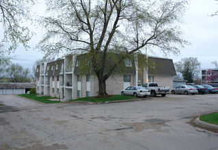 Fountain Apartments in Bellevue, NE - Building Photo - Building Photo