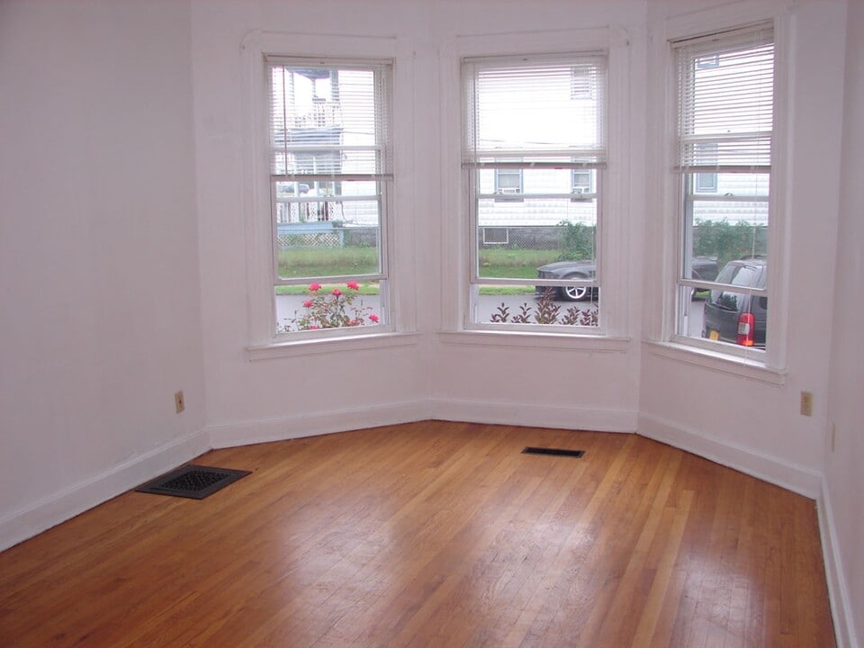 1037 N Brandywine Ave, Unit First Floor in Schenectady, NY - Building Photo
