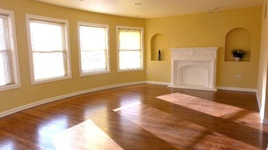 7554 N Claremont Ave-Unit -2 in Chicago, IL - Building Photo - Building Photo