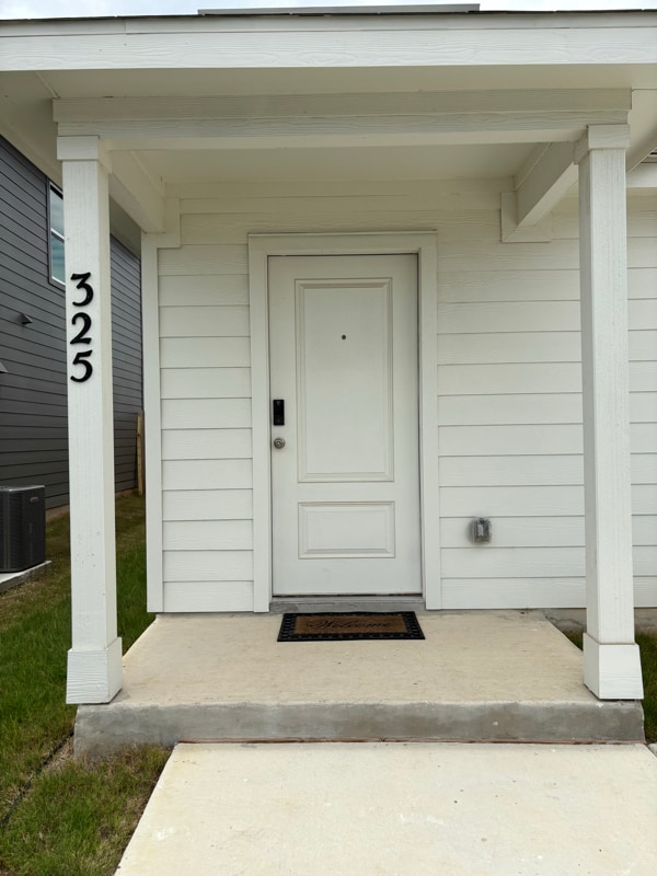 325 Alligator Crk in Seguin, TX - Foto de edificio - Building Photo