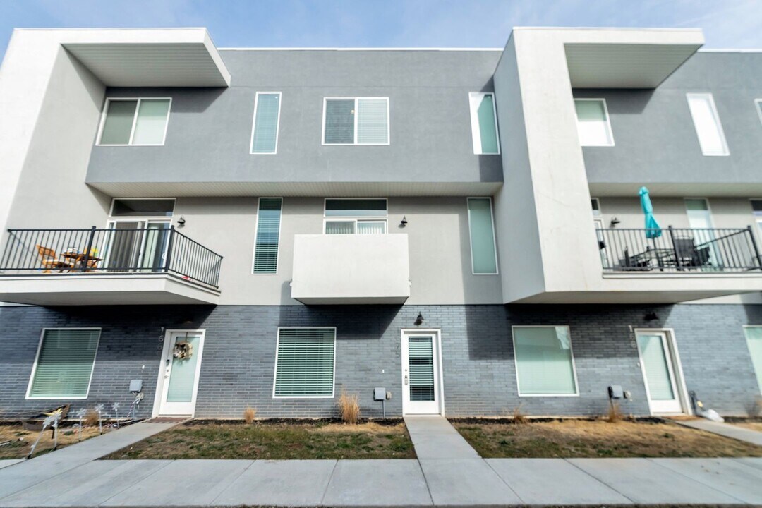 1678 S 225 E in Clearfield, UT - Building Photo