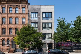 223 Pulaski St in Brooklyn, NY - Foto de edificio - Building Photo