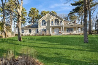 8 Duckwood Ln in Hampton Bays, NY - Building Photo - Building Photo