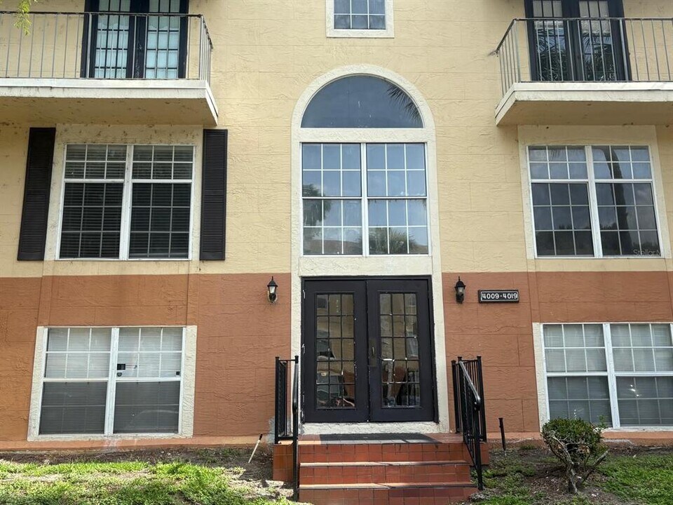 4015 Versailles Dr in Orlando, FL - Building Photo
