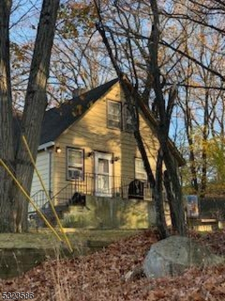 61 Oneida Ave in Roxbury Township, NJ - Building Photo