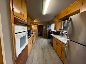 1121 W Churchill St in Stockton, CA - Foto de edificio - Building Photo