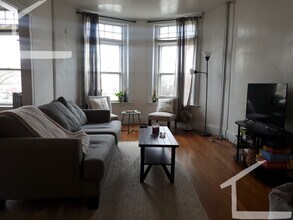 1681 Beacon St, Unit 1 in Brookline, MA - Foto de edificio - Building Photo