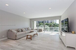 2451 Brickell Bay Dr in Miami, FL - Building Photo