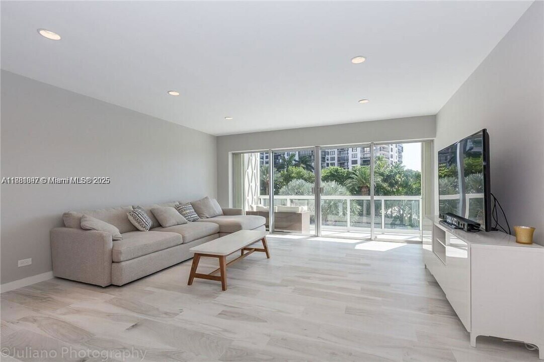 2451 Brickell Bay Dr in Miami, FL - Building Photo