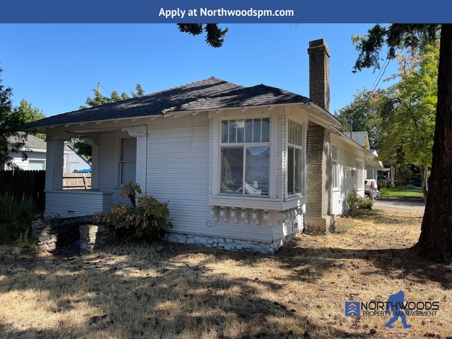 204 Crater Lake Ave in Medford, OR - Building Photo - Building Photo