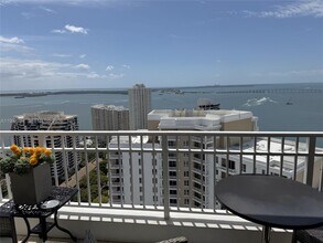 801 Brickell Key Blvd in Miami, FL - Foto de edificio - Building Photo