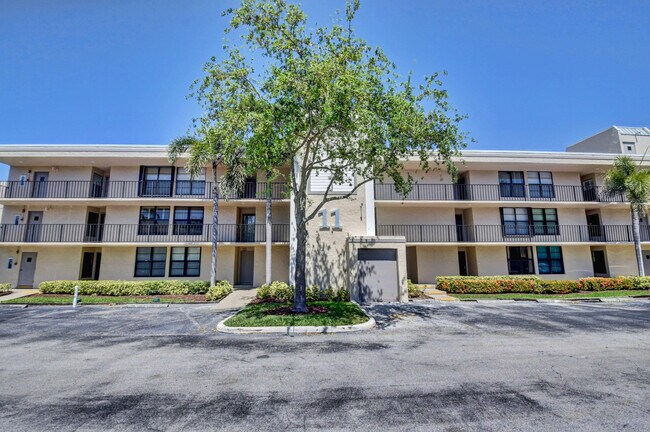 11 Royal Palm Way in Boca Raton, FL - Building Photo - Building Photo