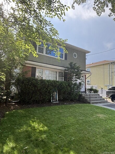 441 Atlantic Ave, Unit 1 in East Rockaway, NY - Foto de edificio