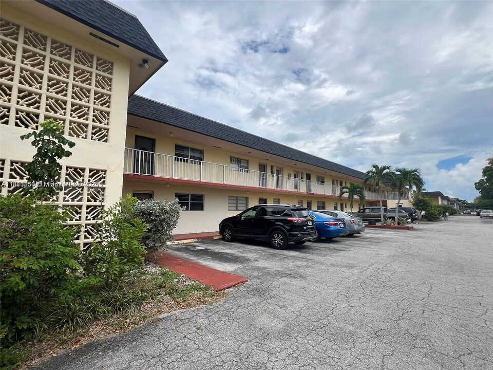 19305 NE 2nd Ave in Miami, FL - Building Photo