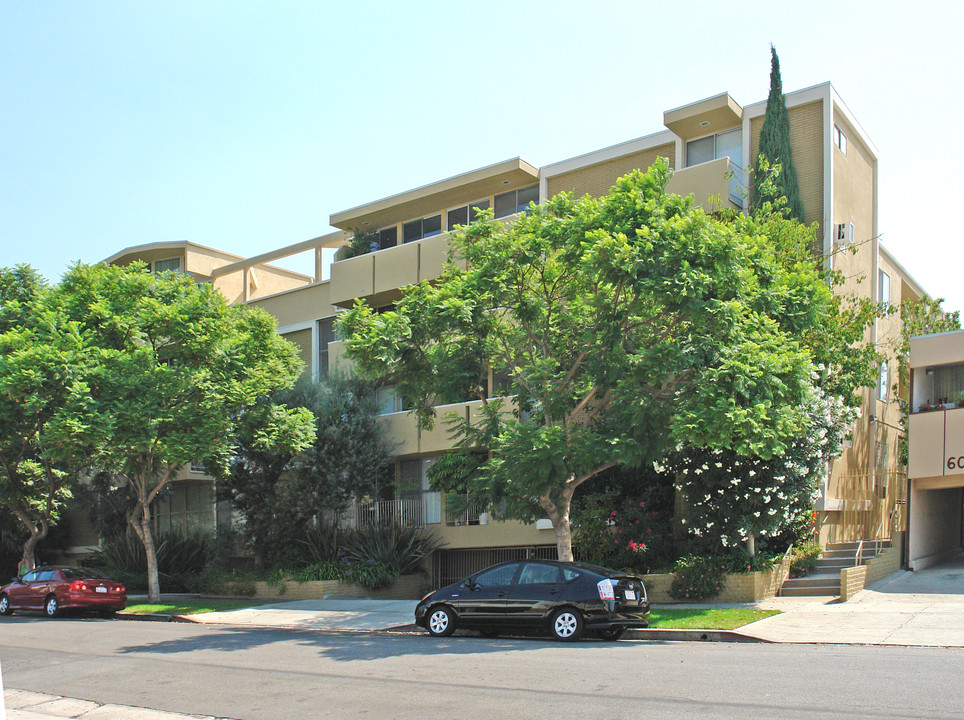 626 N Flores St in West Hollywood, CA - Building Photo