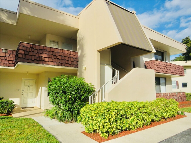 2601 S Palm Aire Dr in Pompano Beach, FL - Building Photo - Building Photo