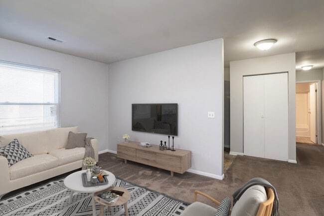 Englewood Villas & Residences in Englewood, OH - Foto de edificio - Building Photo