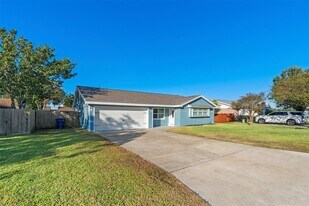 2106 22nd Ave N in Texas City, TX - Building Photo