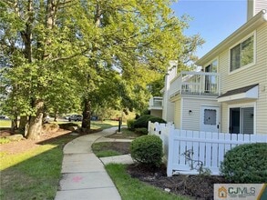 2 Wynwood Dr in Monmouth Junction, NJ - Foto de edificio - Building Photo