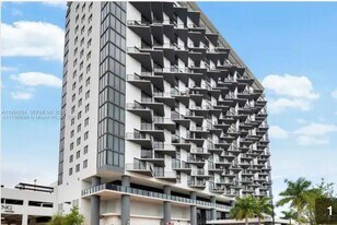 5300 NW 85th Ave in Doral, FL - Building Photo
