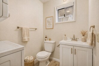 1727 NW 61st St, Unit 1 in Seattle, WA - Foto de edificio - Building Photo