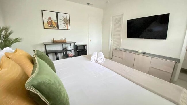 1523 NE 51st St, Unit ROOM B1, Unit ROOM B1