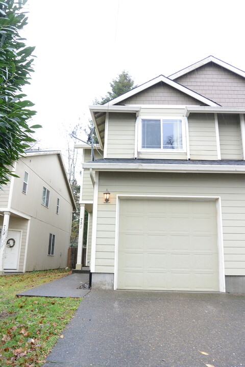 747-747 SE Tampa St in Camas, WA - Building Photo