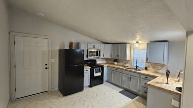 715 Sabine St in Brenham, TX - Building Photo - Building Photo