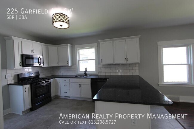 225 Garfield Ave SW in Grand Rapids, MI - Building Photo - Building Photo