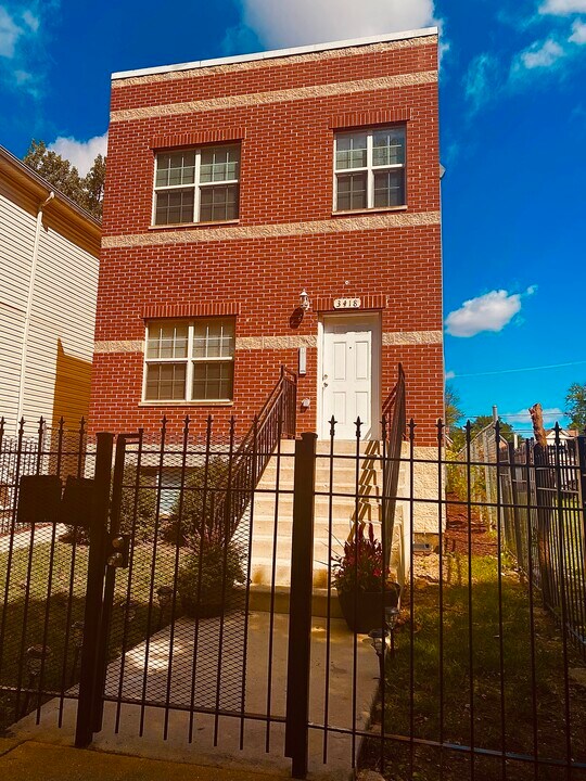 3418 W Fulton Blvd, Unit 2nd Floor apartment in Chicago, IL - Building Photo